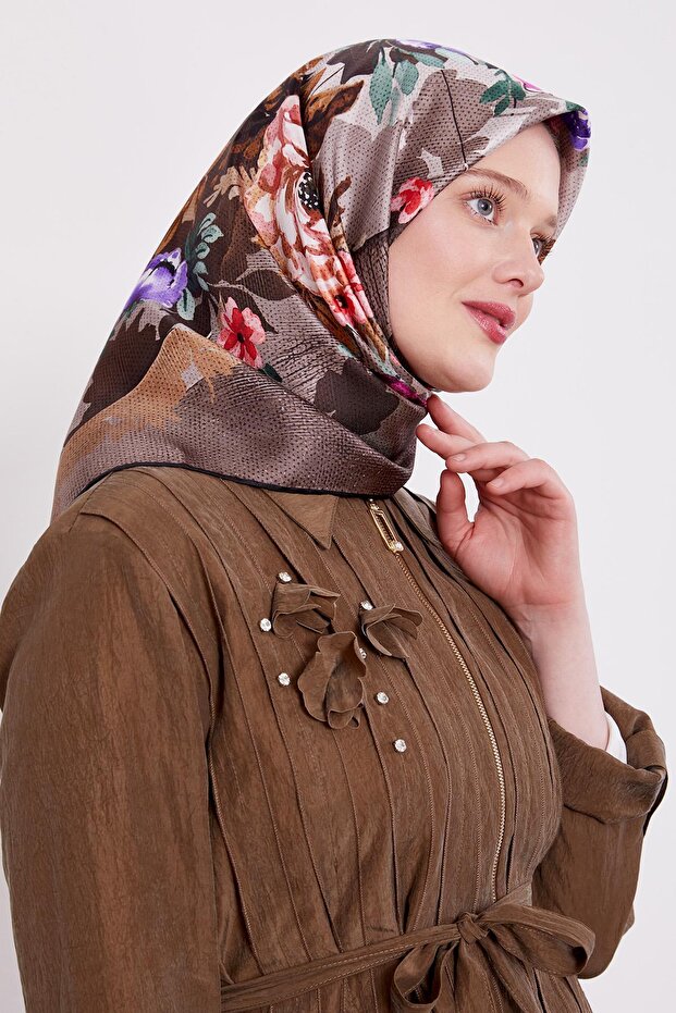 وشاح حريري بنمط زهرة سوداء