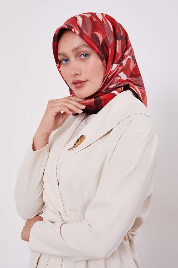 وشاح حريري بنمط تويل مخطط باللون الأحمر - 3