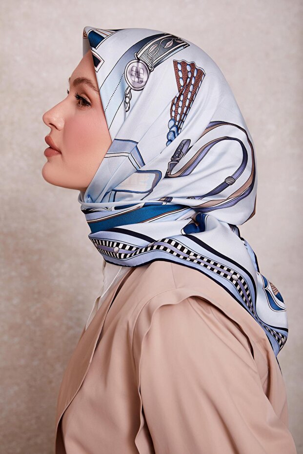مجموعة لونيرا من الأوشحة الحريرية الزرقاء