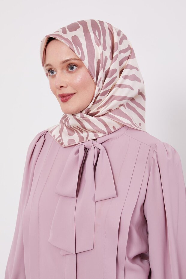 وشاح حريري بنمط الفهد من قماش التويل - 1