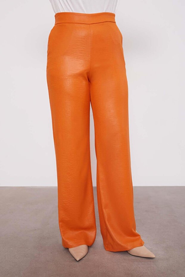 طقم مكون من قطعتين بياقة دائرية وتفاصيل أزرار من البلاط - 5