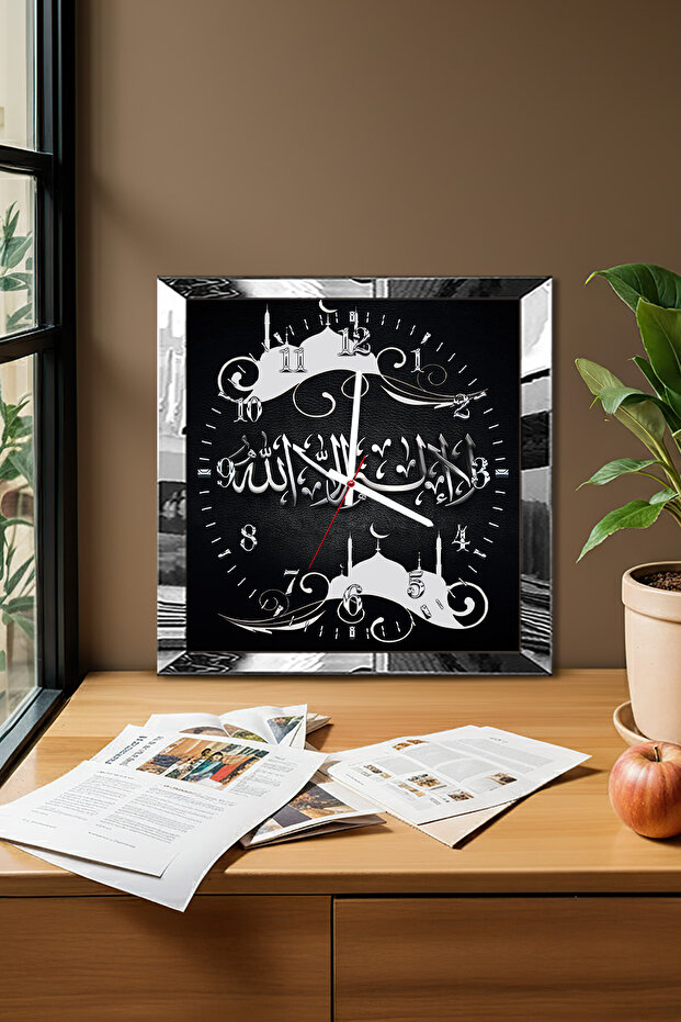 ساعة حائط مزخرفة من MDF بإطار فضي مكتوب عليها عبارة 'الله'