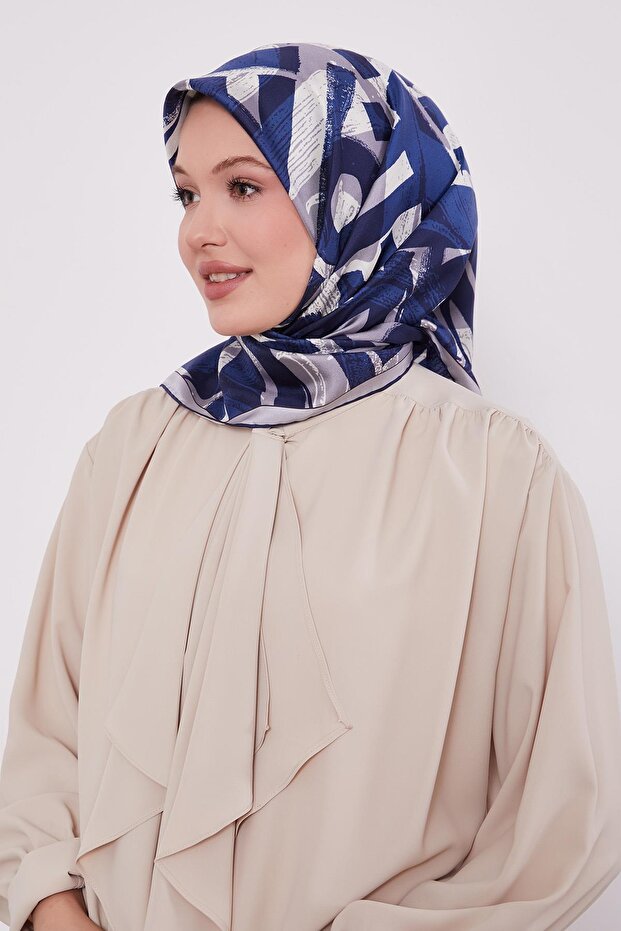 وشاح حريري من التويل مطبوع عليه حروف باللون الأزرق الداكن