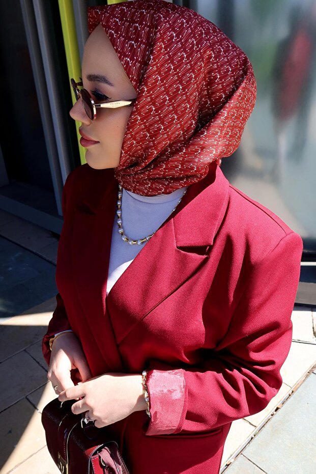 وشاح حريري بنمط الكتابة اليدوية باللون العنابي