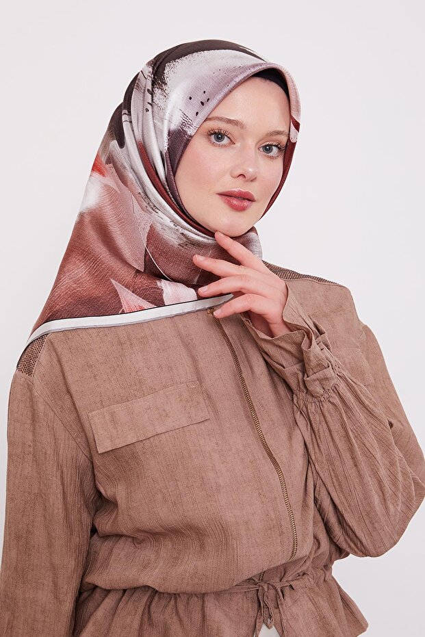 وشاح حريري بنمط أوراق الشجر الرمادية - 3