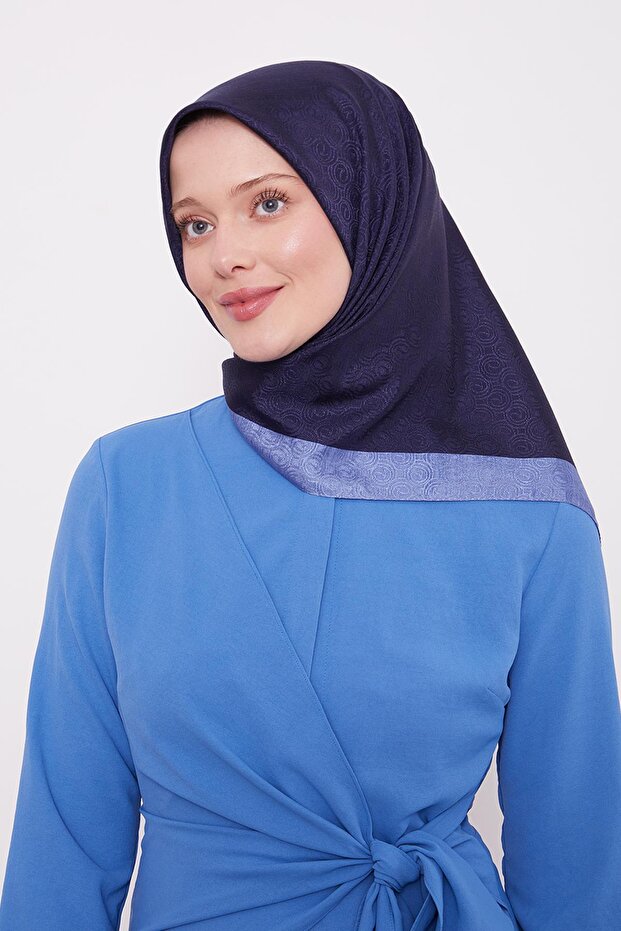 وشاح مونوغرام بنمط حلقة باللون الأزرق الداكن - 3