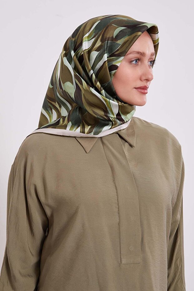 وشاح حريري بنمط مخطط أخضر عشبي - 2