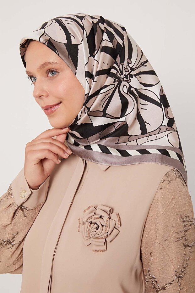 وشاح حريري بنمط زنبق المنك الفاتح