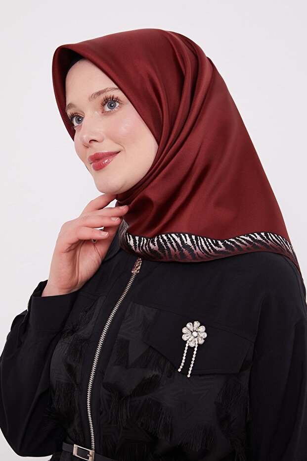 وشاح حريري من نسيج التويل بنمط الفهد ذو حواف الكرز
