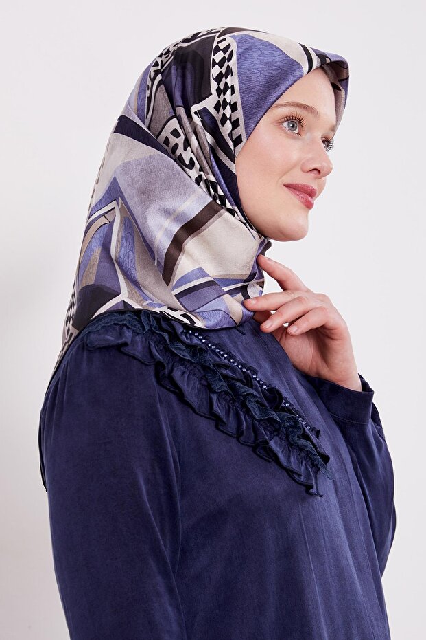 وشاح حريري بنمط الشطرنج باللونين الأسود والأزرق
