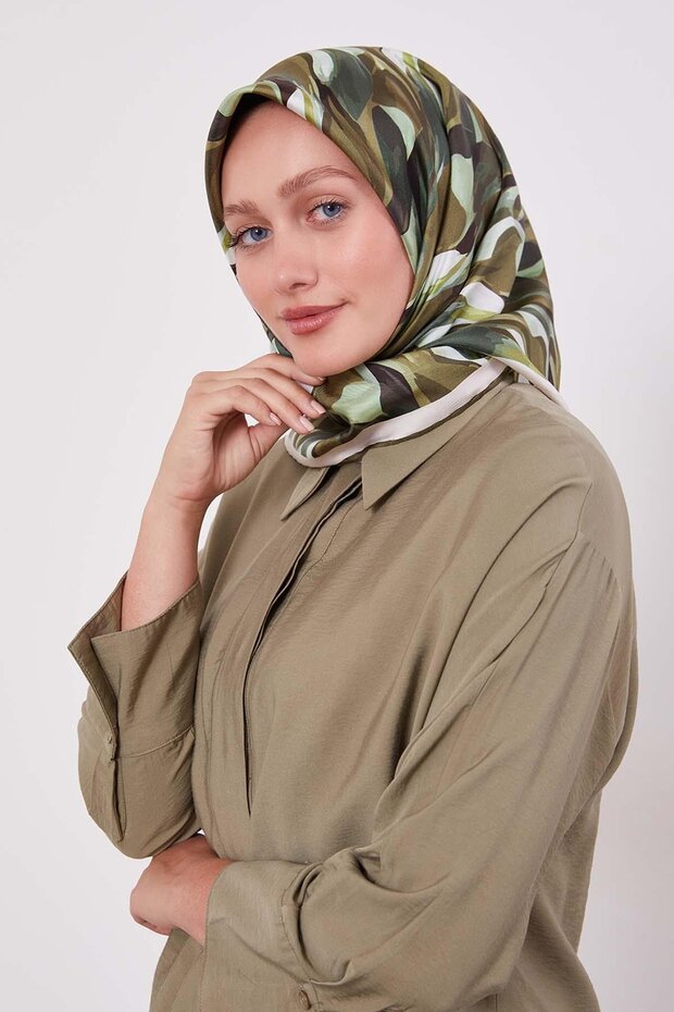 وشاح حريري بنمط مخطط أخضر عشبي - 3
