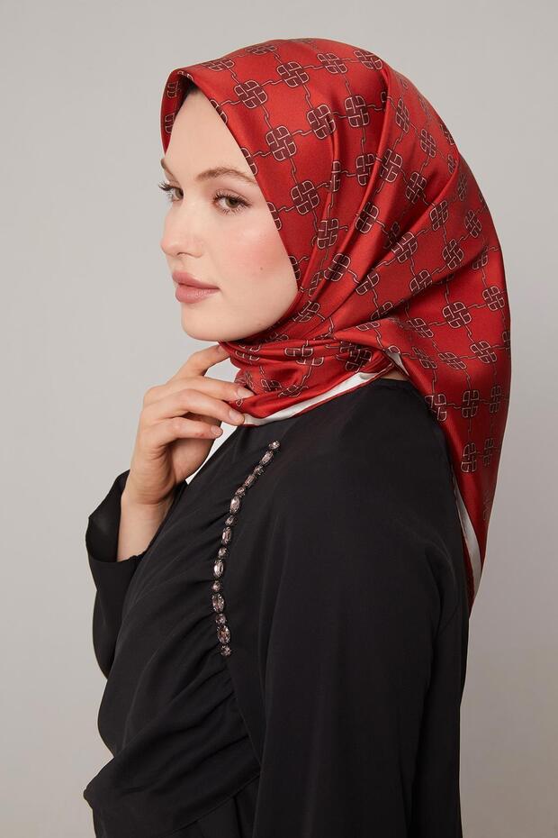 وشاح حريري من التويل بنمط البرسيم الأحمر الصغير