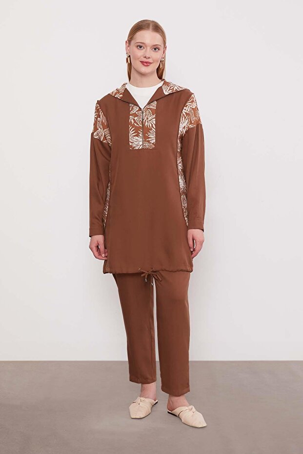 طقم كوبيرا مزدوج بنقشة أوراق الشجر باللون البني - 1