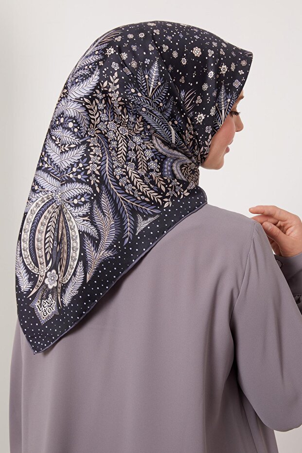 وشاح حريري من نسيج التويل بنمط أوراق الشجر باللون الأزرق الداكن - 4