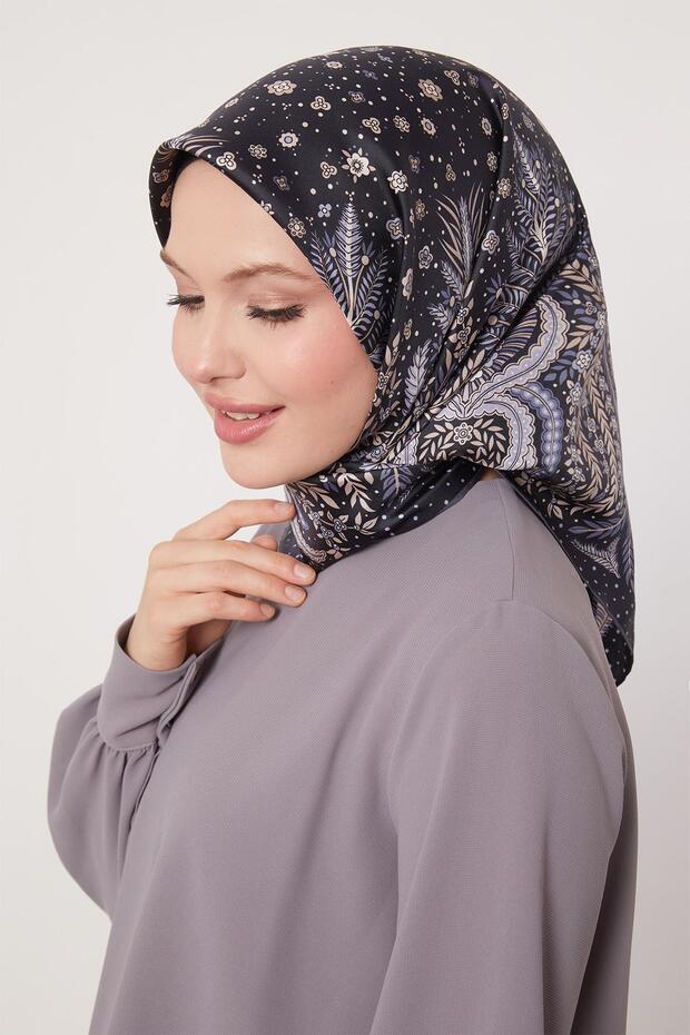 وشاح حريري من نسيج التويل بنمط أوراق الشجر باللون الأزرق الداكن - 1