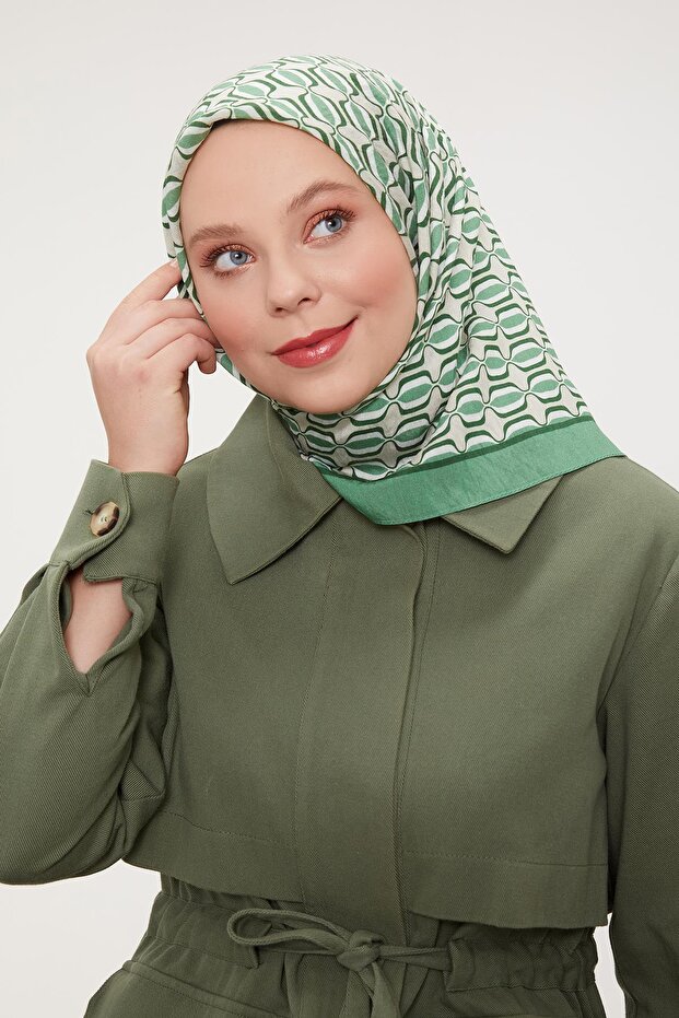 وشاح حريري بنمط بيضاوي أخضر