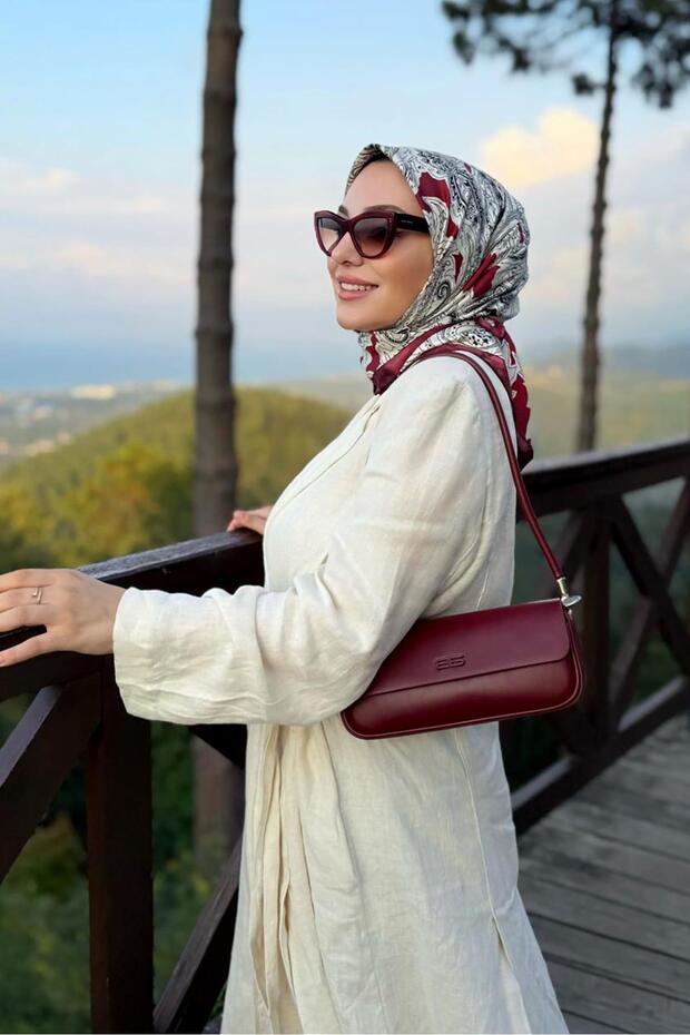 وشاح حريري بنمط عرقي مرسوم باللون الأحمر