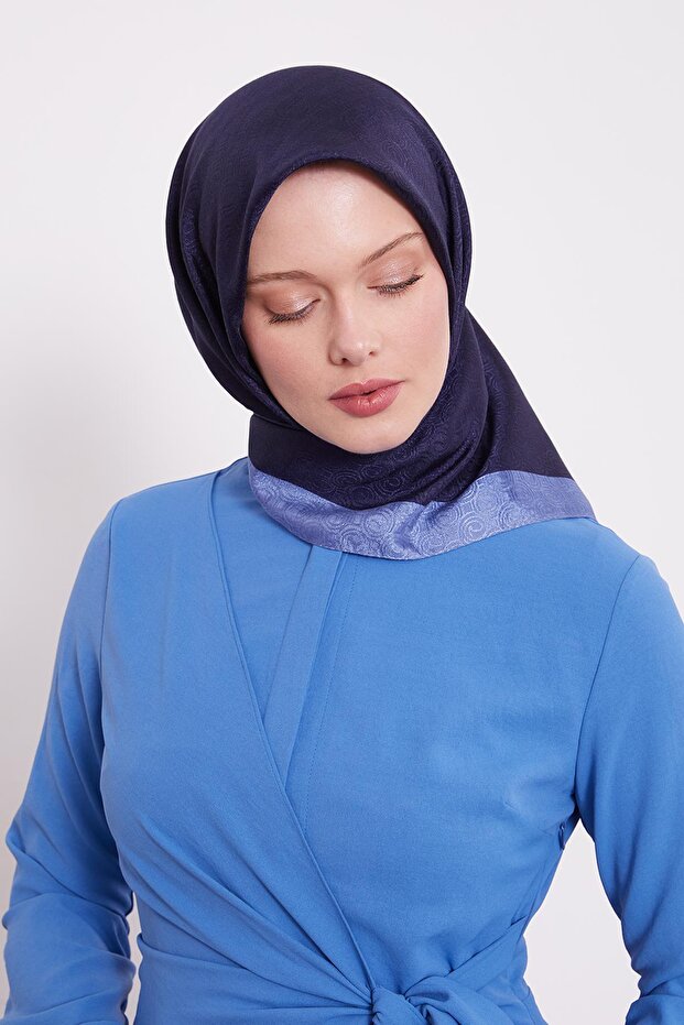 وشاح مونوغرام بنمط حلقة باللون الأزرق الداكن - 2