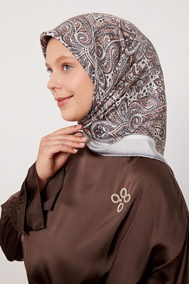 وشاح حريري بنمط عرقي فضي اللون