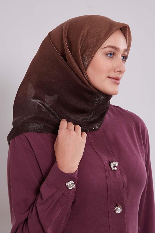 وشاح باللونين البنفسجي والأصفر الفاتح