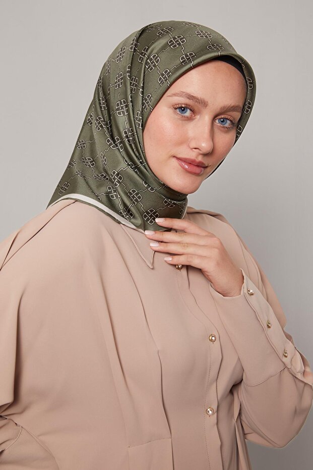 وشاح حريري من نسيج التويل بنمط البرسيم الأخضر الصغير