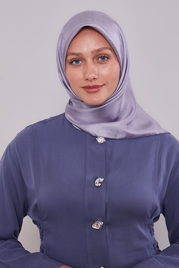 وشاح حريري فضي بنمط L مونوغرام - 3