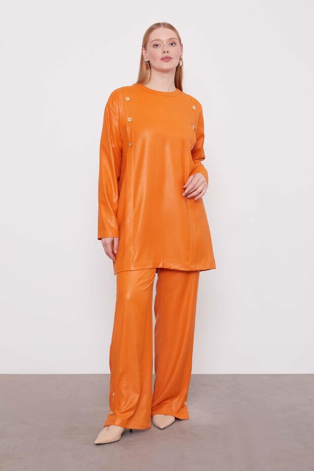 طقم مكون من قطعتين بياقة دائرية وتفاصيل أزرار من البلاط - 1