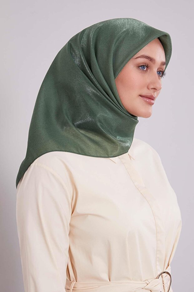 وشاح أخضر عشبي مزدوج اللون باللون العنبر