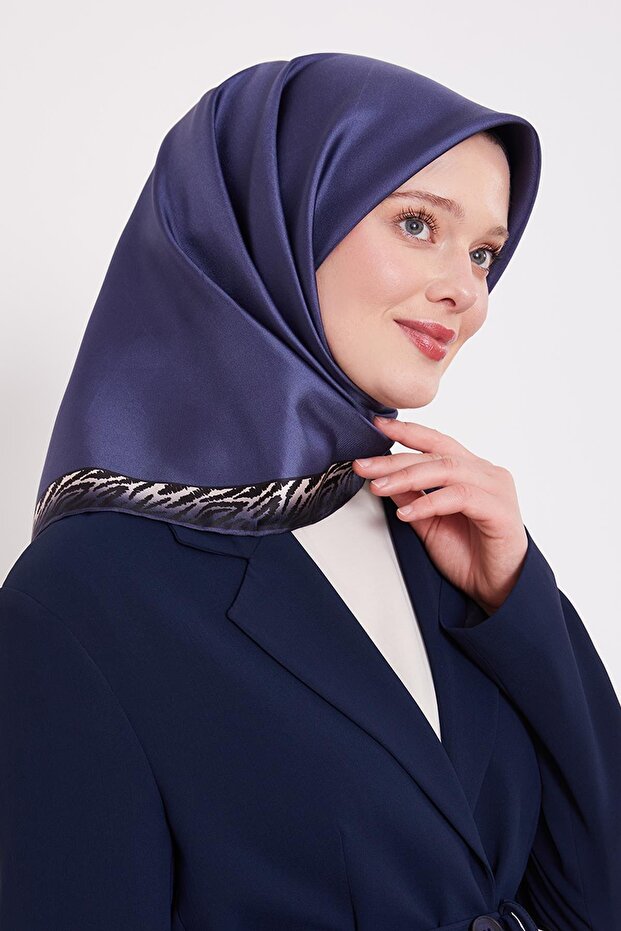 وشاح حريري من نسيج التويل بنمط الفهد باللون الأزرق الداكن