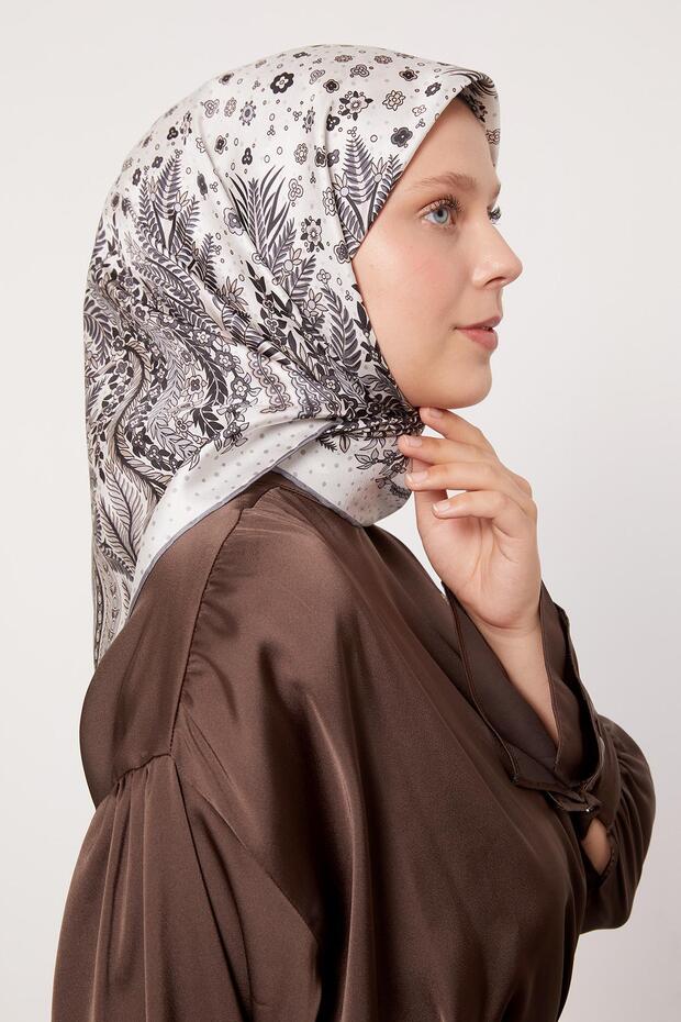 وشاح حريري من التويل بنمط أوراق الشجر باللون البيج - 3