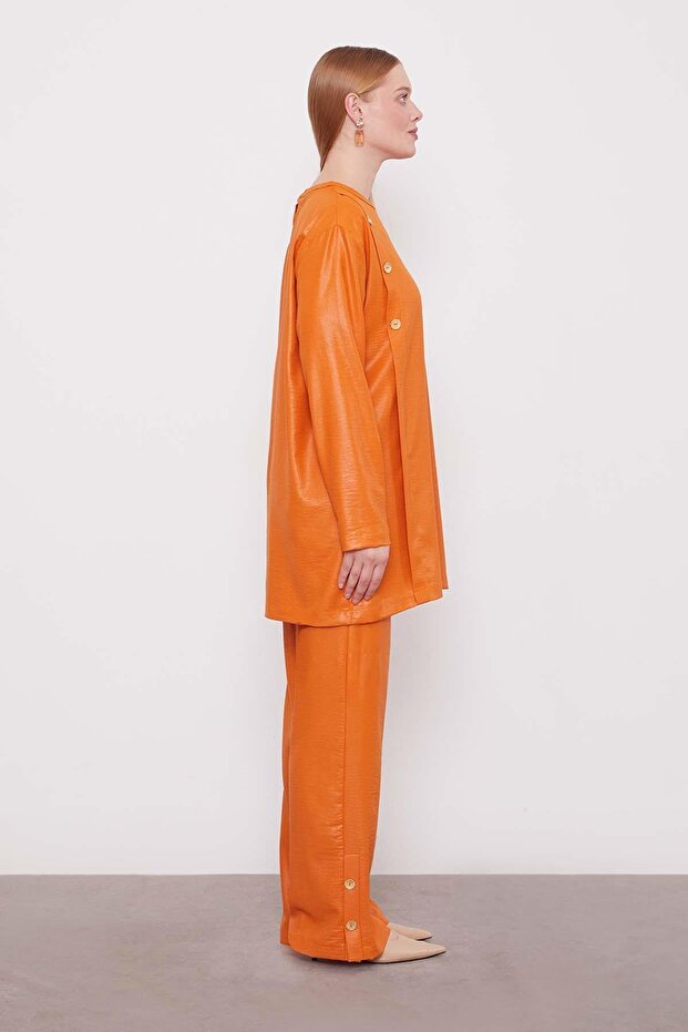 طقم مكون من قطعتين بياقة دائرية وتفاصيل أزرار من البلاط - 3