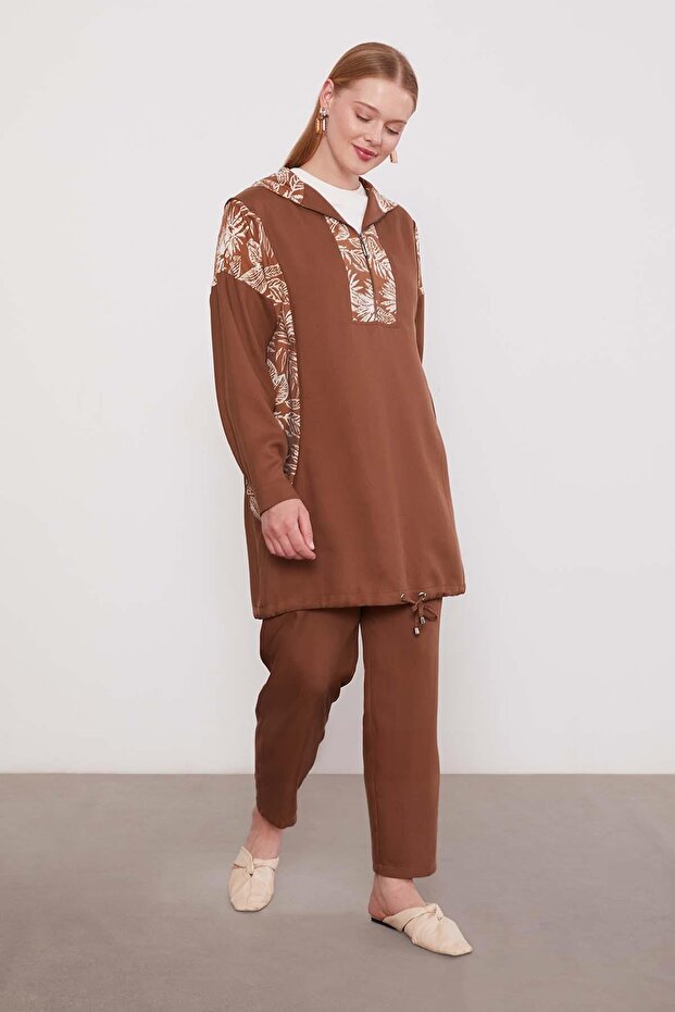 طقم كوبيرا مزدوج بنقشة أوراق الشجر باللون البني - 2