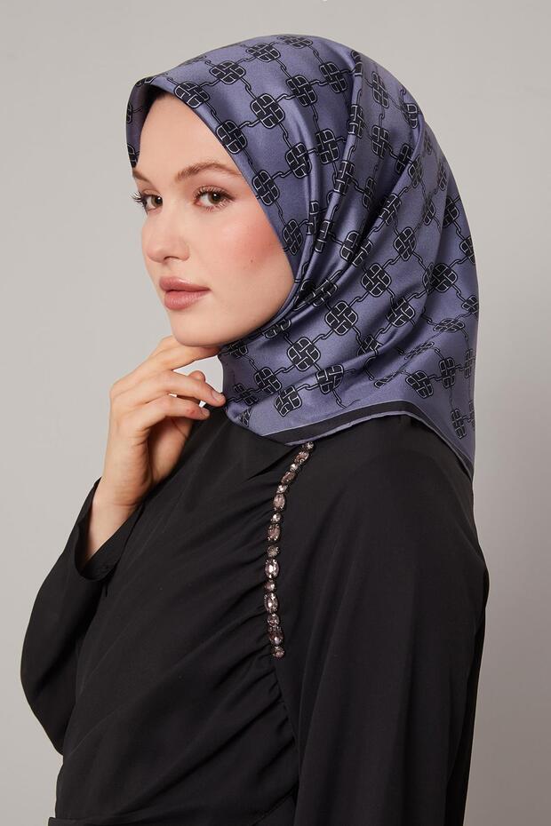 وشاح حريري من قماش التويل بنمط ميني كلوفر باللون الأزرق من الدنيم