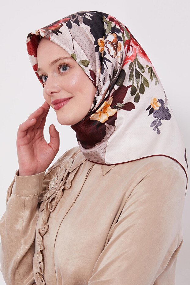 وشاح حريري بنمط زهور بوردو