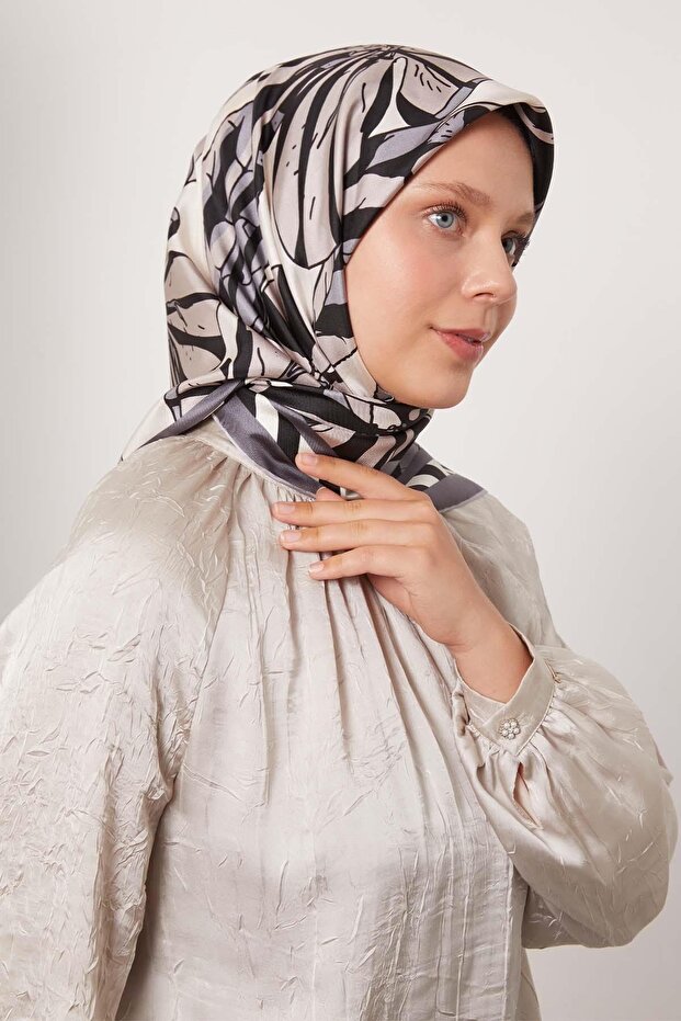 وشاح حريري من نسيج التويل بنمط الزنبق الرمادي - 3