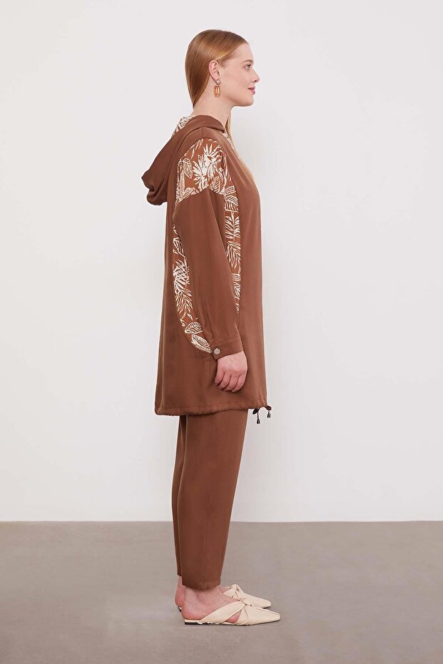 طقم كوبيرا مزدوج بنقشة أوراق الشجر باللون البني - 3