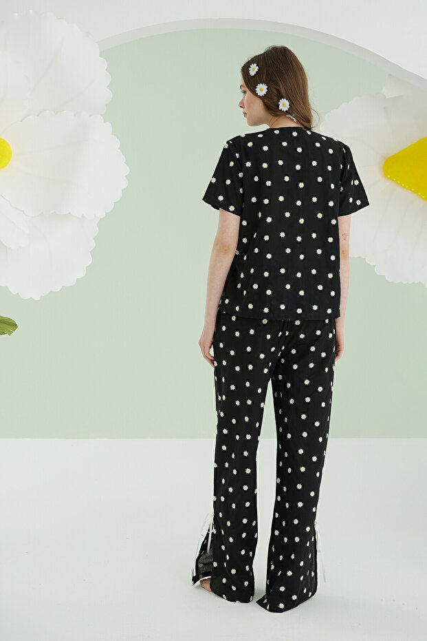طقم بيجامة بربطة أمامية بنقشة ديزي باللون الأسود - 3