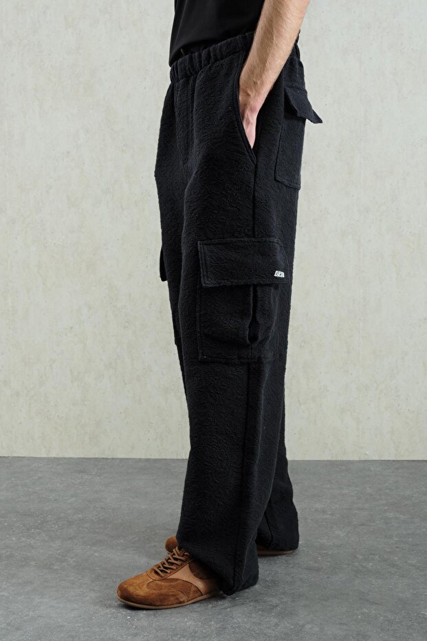 بنطلون كارجو أسود منقوش بنمط الجاكار - 4