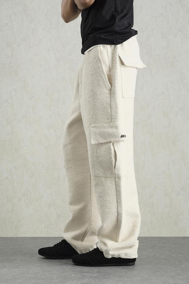 بنطلون كارجو منقوش بالجاكار باللون البيج - 3