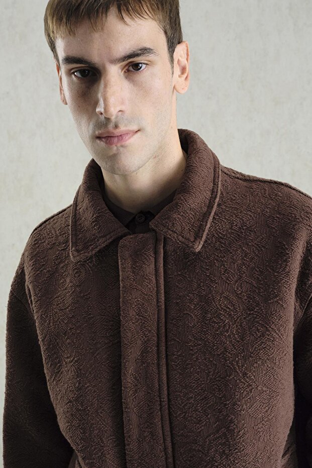 سترة بنية منقوشة بنمط الجاكار - 6