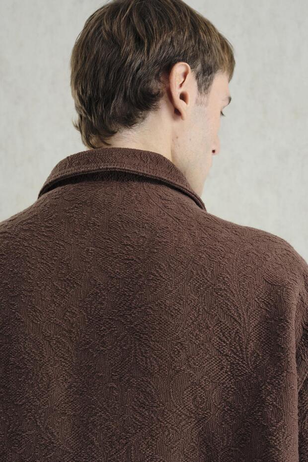 سترة بنية منقوشة بنمط الجاكار - 4