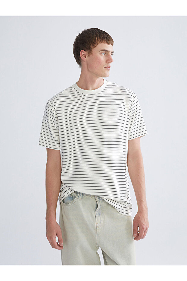 Create your style with uzg store's black striped crew neck men's t-shirt