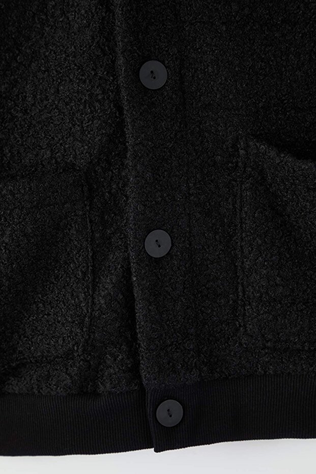 Siyah Oversize/Geniş Kesim V Yaka Düğmeli Dokulu Kalın Hırka TMNAW26HI00004 - 5
