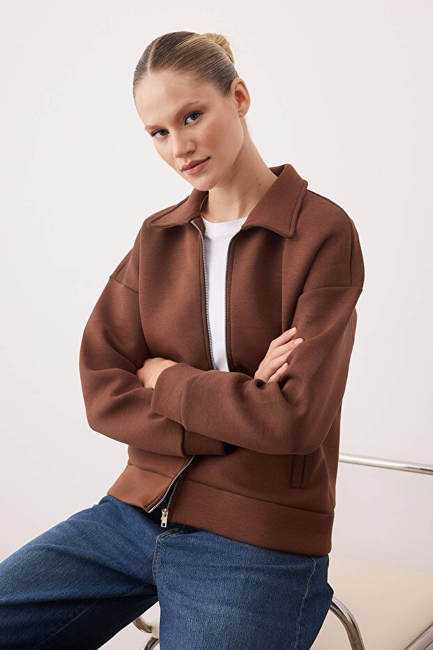 Kahverengi Fermuarlı Polo Yaka Oversize Kalın İçi Polarlı Örme Sweatshirt TWOAW26SW00120 - 1