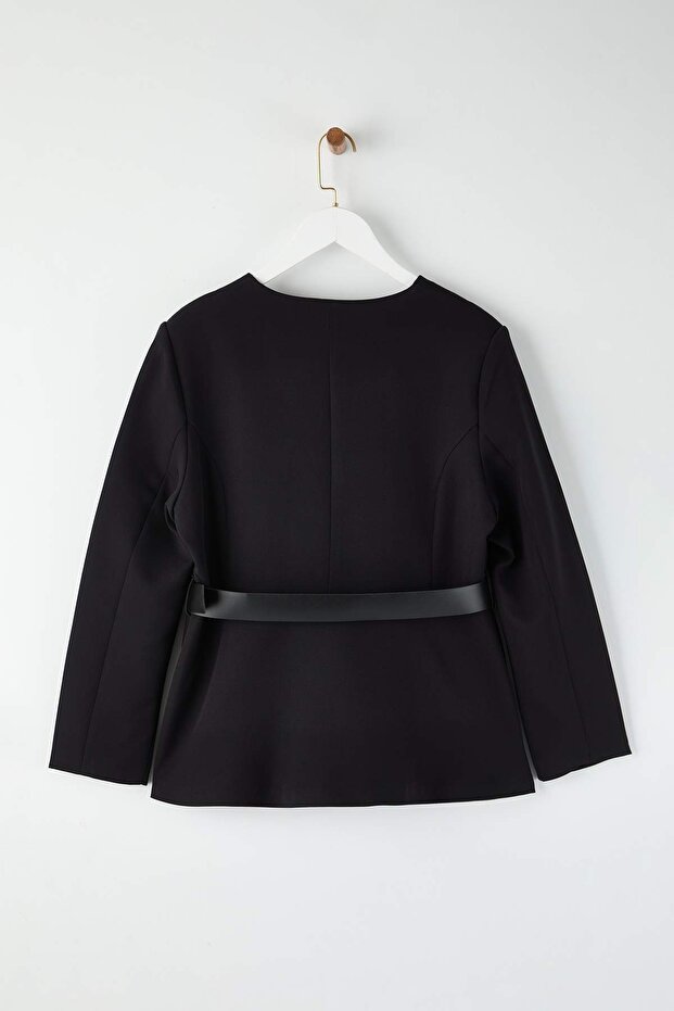 Czarna kurtka w dużym rozmiarze z paskiem i złotymi guzikami TBBAW26AG00030 - 7