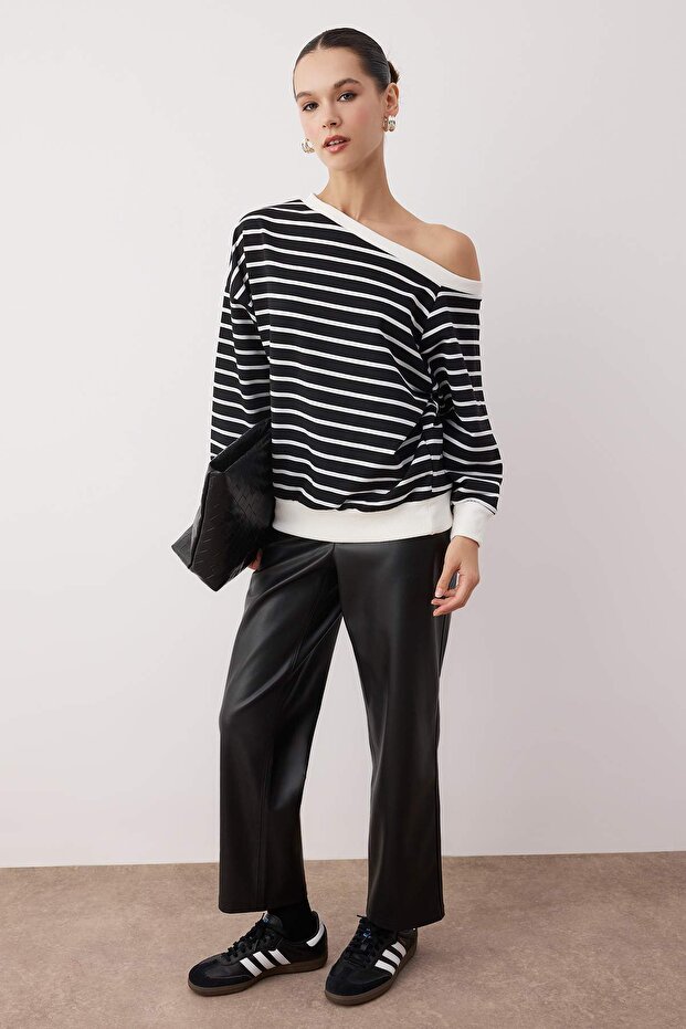 Siyah Çizgili Açık Omuzlu Oversize/Geniş Kalıp İnce Örme Sweatshirt TWOAW26SW00169 - 2