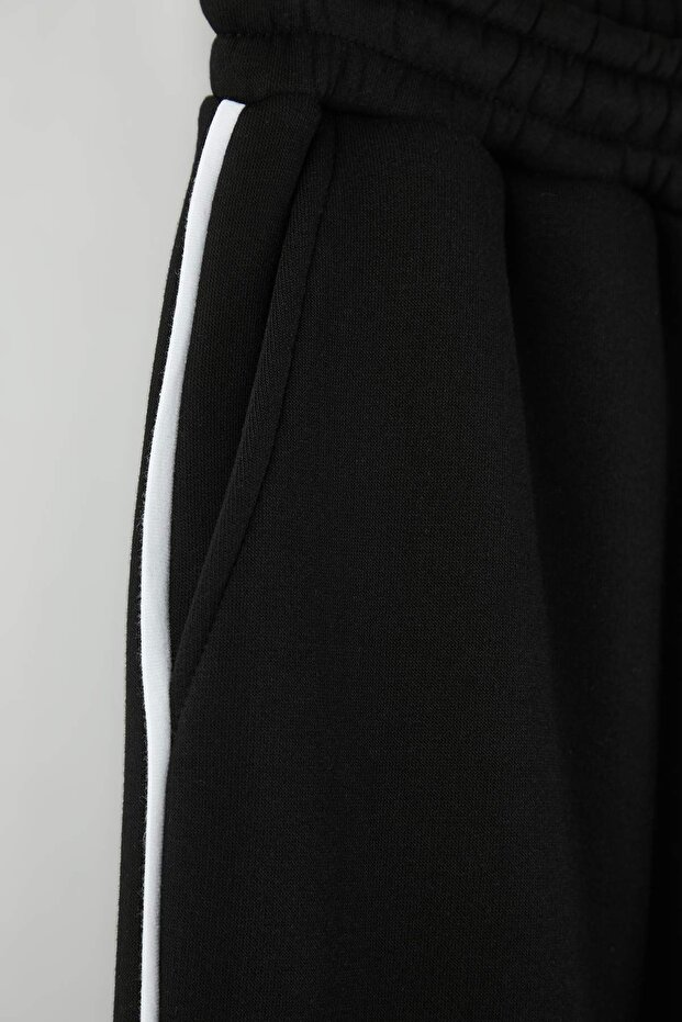 Siyah Straight Fit Kalın Kumaş Biyeli Açık Paça Eşofman Altı TMNAW26EA00006 - 2