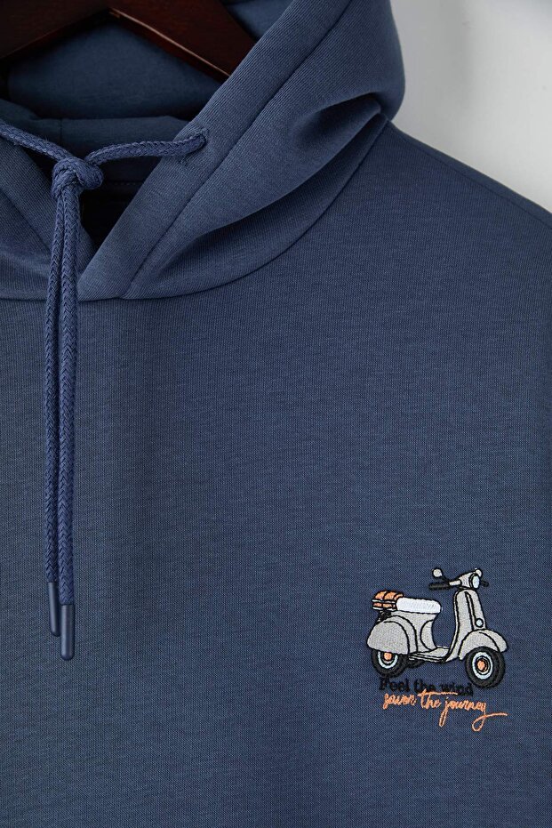 Indigo Motor Nakışlı Oversize/Geniş Kesim İçi Polarlı Kapüşonlu Sweatshirt TMNAW25SW00016 - 6