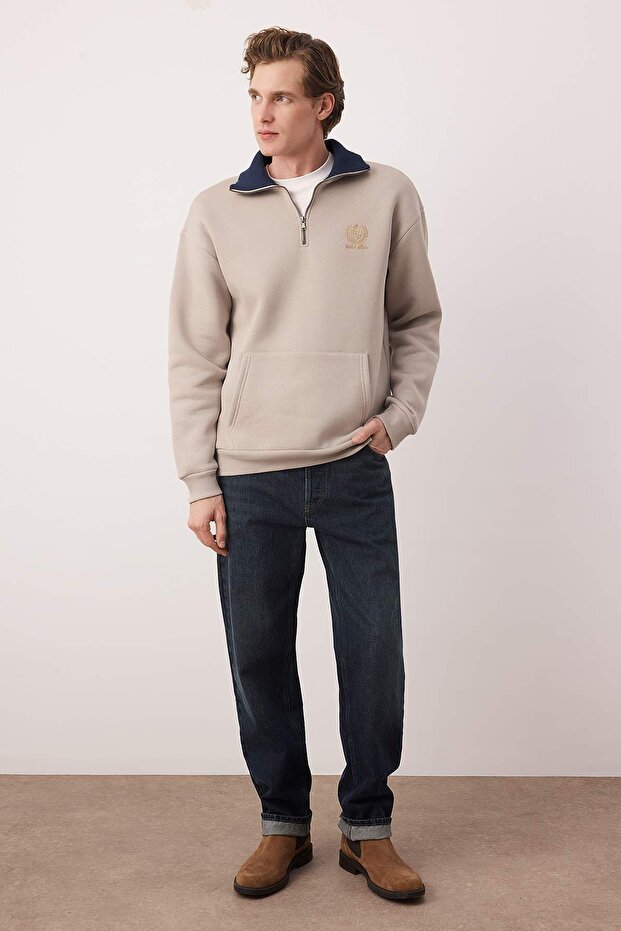 Gri Oversize Dik Yaka Fermuarlı İçi Polarlı/Sıcak Tutan Nakışlı Sweatshirt TMNAW25SW00081 - 2