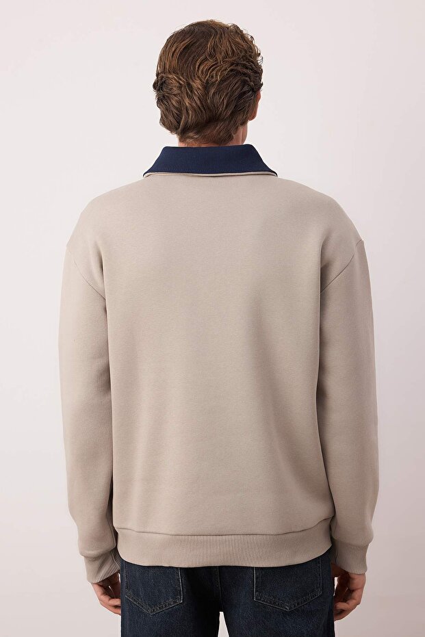 Gri Oversize Dik Yaka Fermuarlı İçi Polarlı/Sıcak Tutan Nakışlı Sweatshirt TMNAW25SW00081 - 4